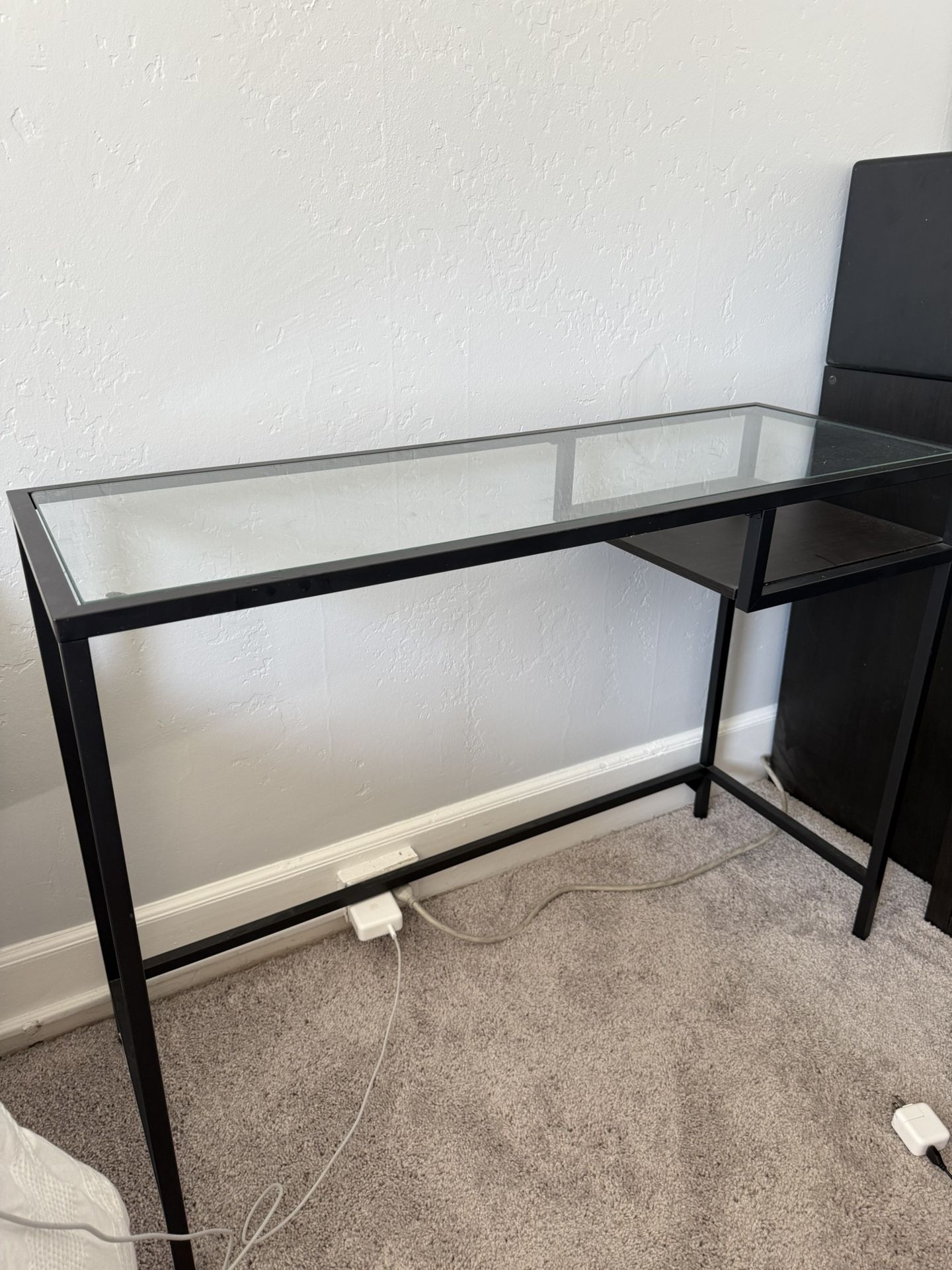 The stylish and slim laptop table