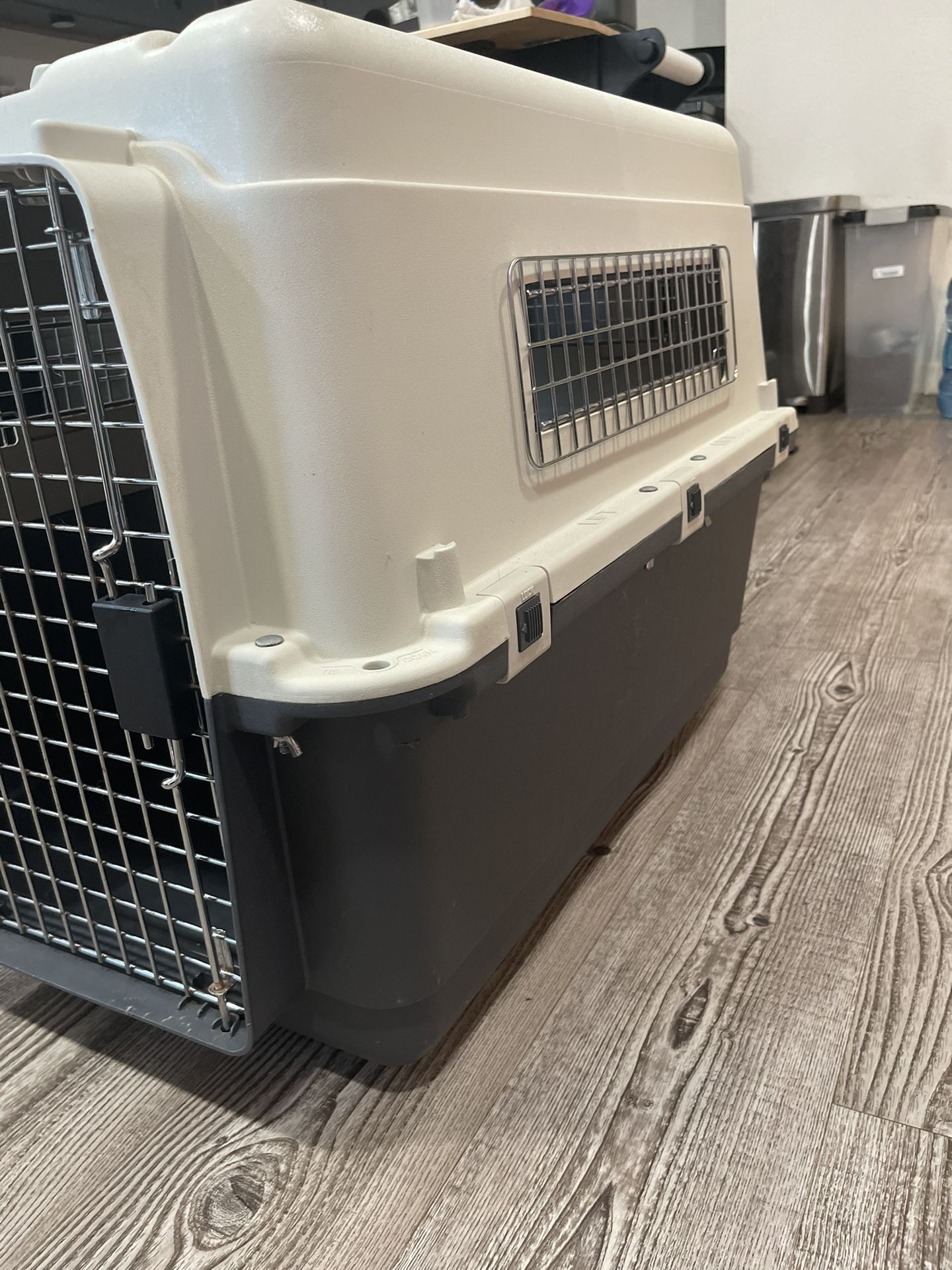 Dog kennel/ Crate