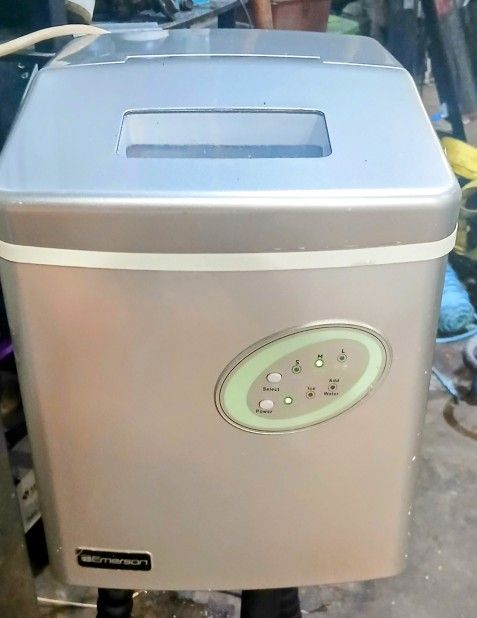 TABLE TOP ICE MAKER.