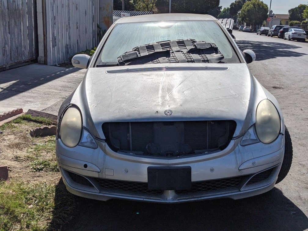 Mercedes Benz R350 AWD 2006 Parts Out