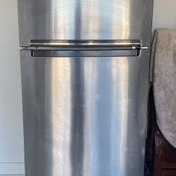 Whirlpool Stainless Steel Top Freezer Refrigerator 