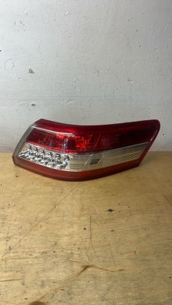 2010 2011 Toyota Camry passenger side taillight