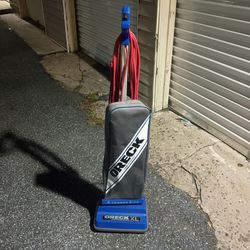 Super nice oreck vacuum WORKS GREAT