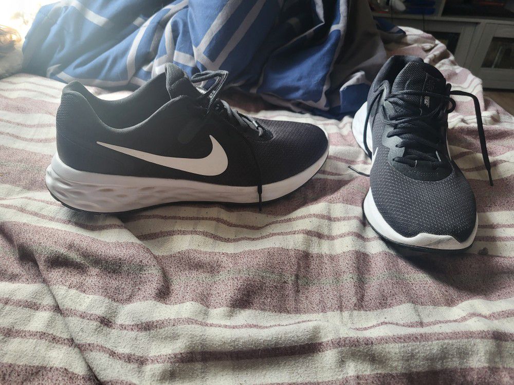 2021 Barely Used Black And White Nike Running Shoes