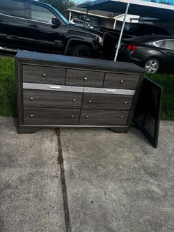Gorgeous dresser with mirror and jewelry drawers