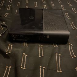 Xbox 360  Black With Controller 