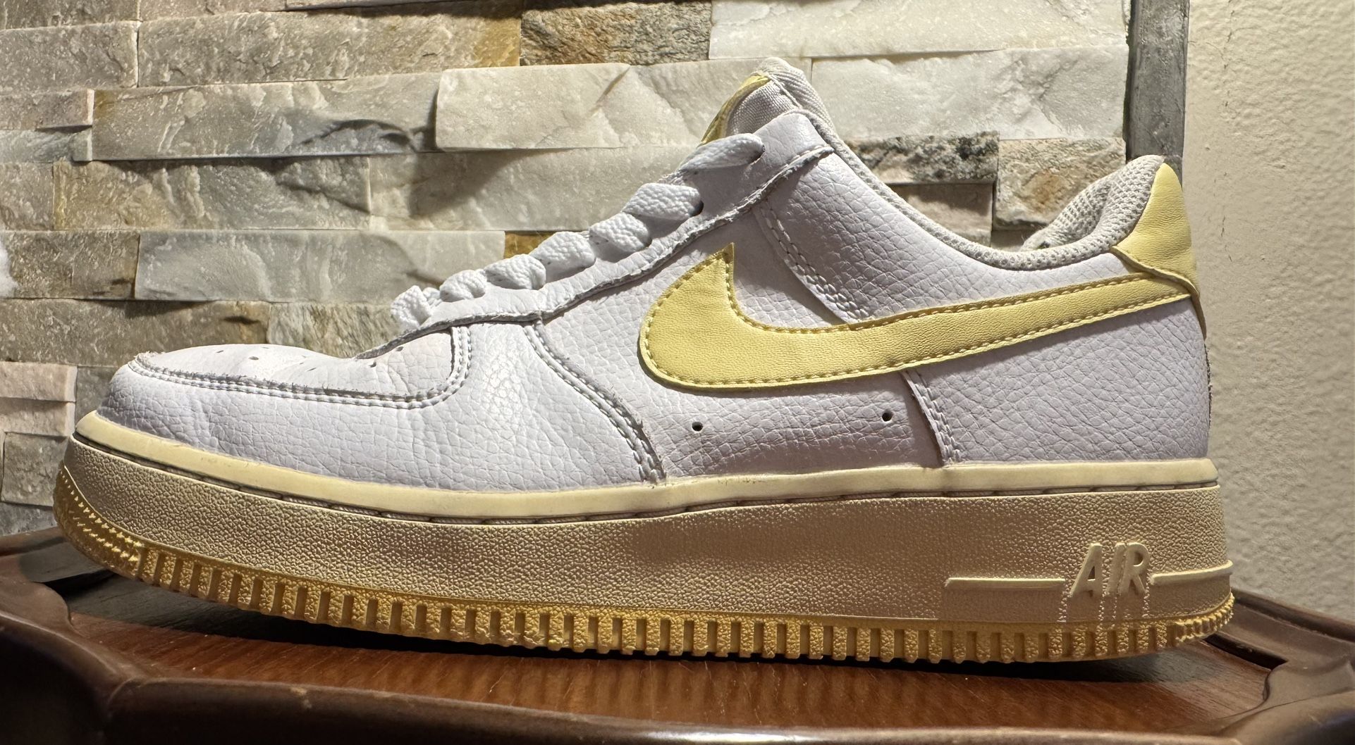 Unisex Sz 7.5 Nike Air Force One Low Top AF1 White Yellow Shoes Sneakers