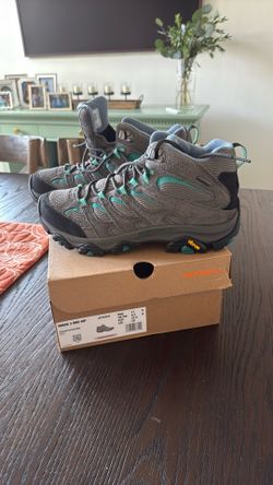 Merrell Women’s Hiking Boots Size 11 BRAND NEW