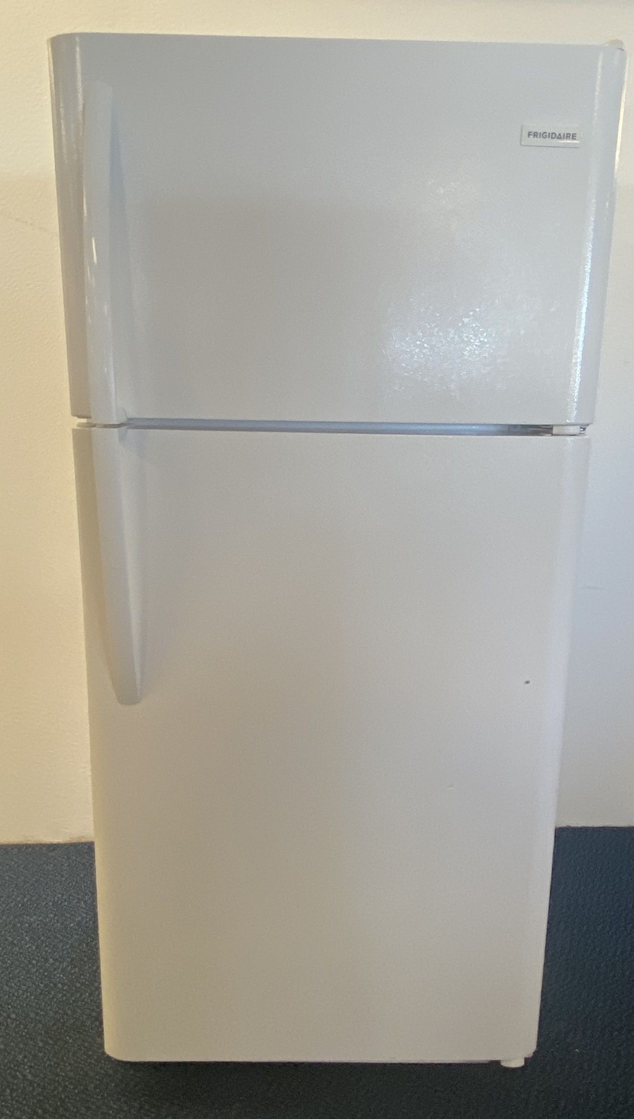 White Frigidaire Top Freezer Refrigerator (1-0126)