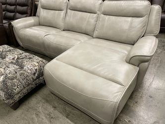 Sofá moderno en beige con chaise lounge
