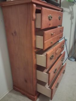 Dresser 5 large  drawers . great condition.