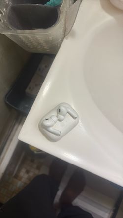 AirPod Pro 2 (damaged)with Replacement Case