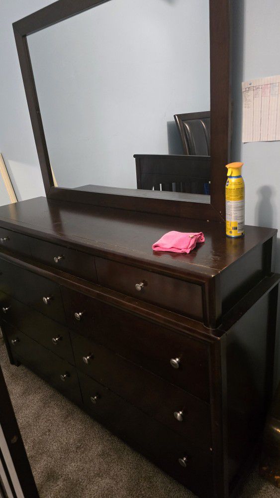 Dresser With Mirror Good Condition 