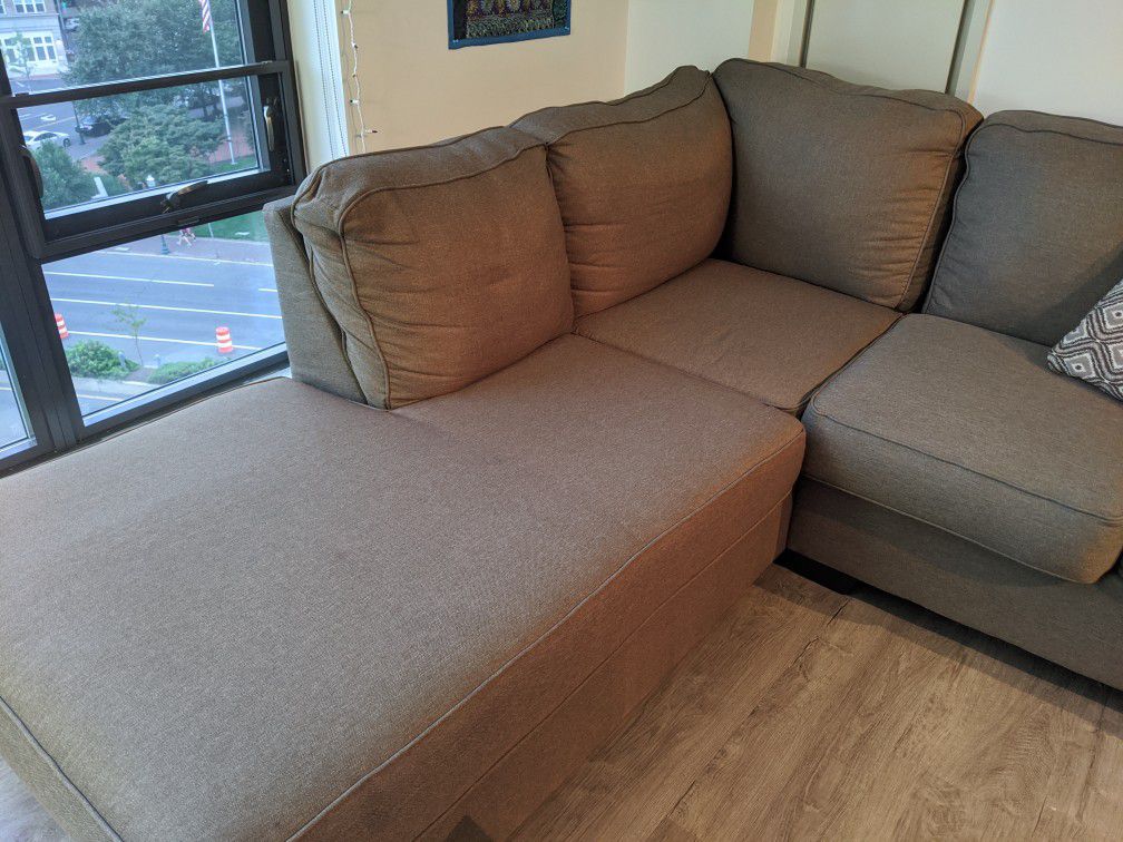 Sectional couch with chaise