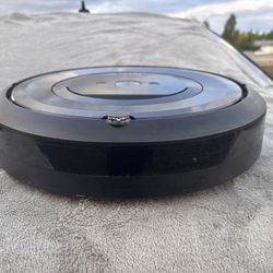 iRobot Roomba e5 Robot Vacuum – Fully Tested, Deep Cleaned – No Box – Needs New Battery. Great Deal
