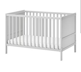 Crib with matress and bed rails