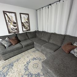 Dark sectional w reversible chaise 🛻 Delivery Available 🛻