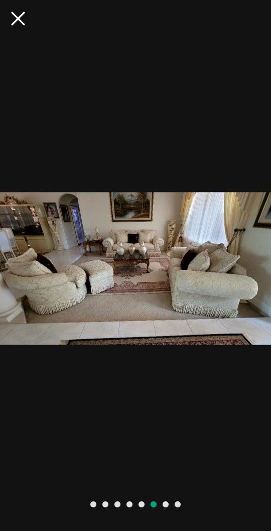 LIVING ROOM SET IN PERFECT CONDITION