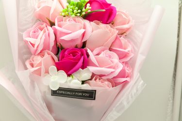 BRAND NEW Valentine’s Day Dozen Roses Set Soap Flower Bouquet - Pink