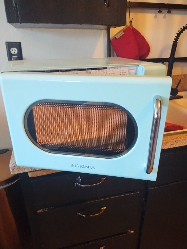 Insignia Microwave