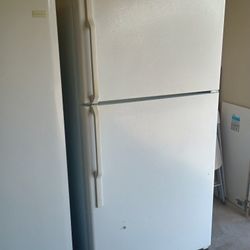 Hotpoint Top-Freezer Refrigerator