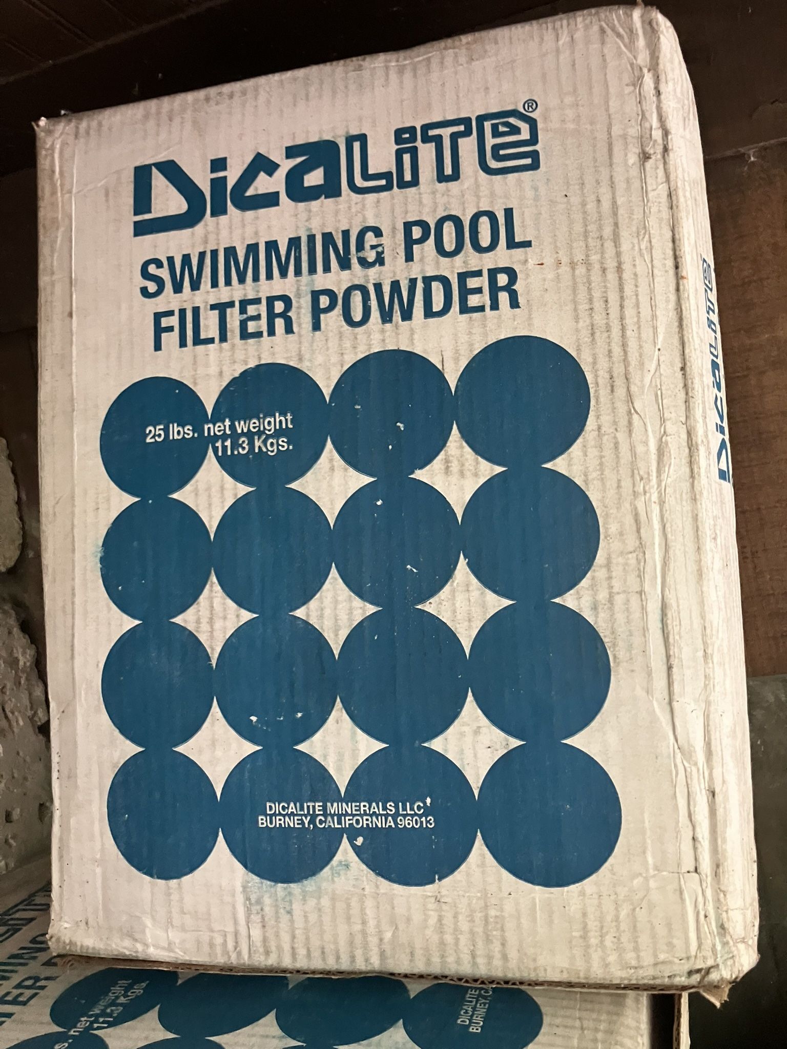 Diatomaceous earth swimming pool powder