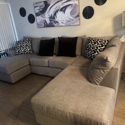 Sectional like new  can deliver for a few