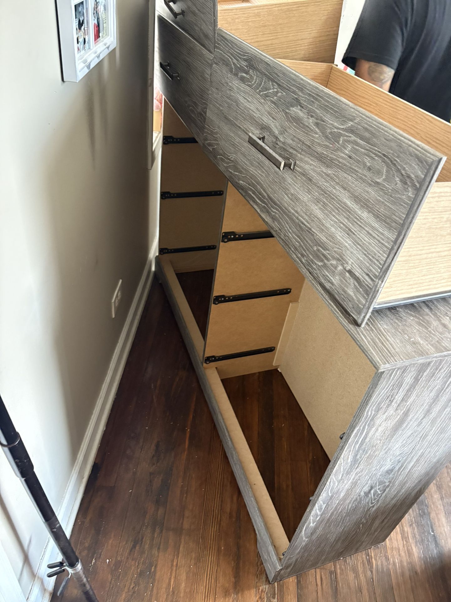 Dresser With Mirror