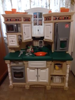STEP 2 KITCHEN AND ACCESSORIES