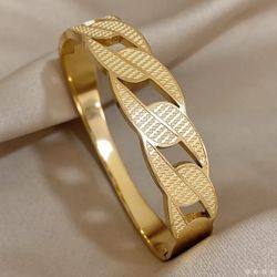 hollow style 18K gold-plated vintage stainless steel bracelet, exquisite gift for family, family, loved ones, friends, exquisite low-key luxury holida
