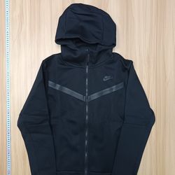 All Black Nike Tech Fleece
