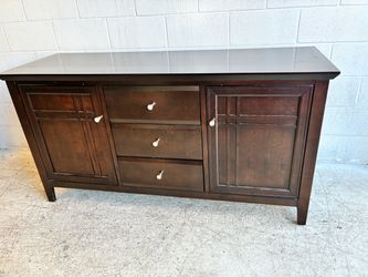 CASANA Darwood entertainment center, contemporary piece, nice condition, sideboard