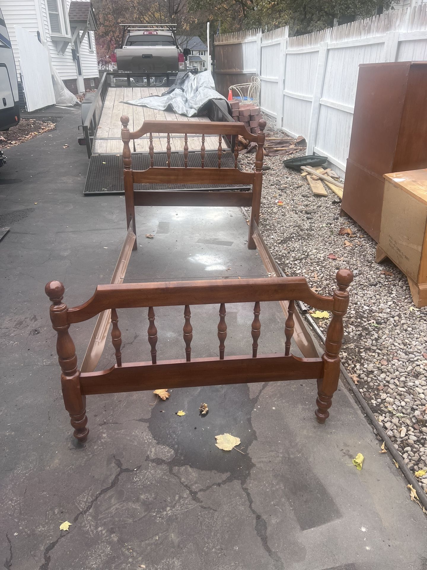 !!Reduced $100 firm Very nice American Drew solid wood twin bed frame. It’s in like new shape. If