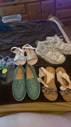 Kids size 11 Nike Air sandals tennis shoes