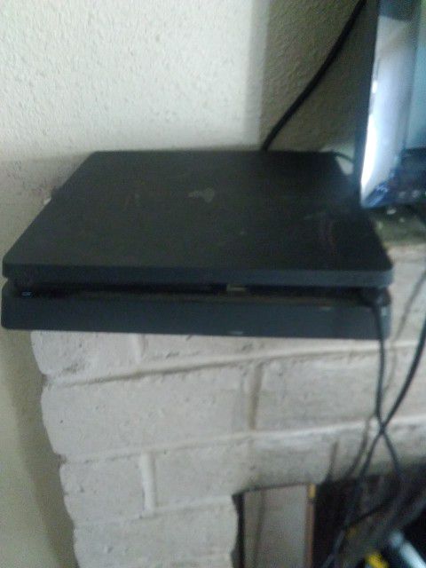 PS4 Slim And PS4 Pro 