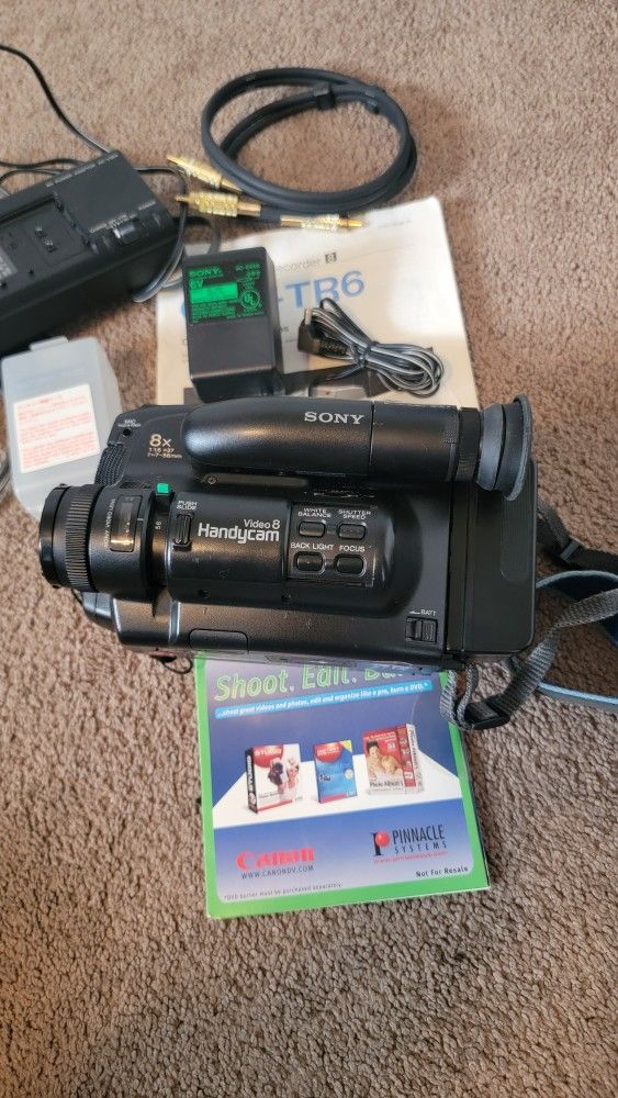 Sony CCD-TR6 8mm Video8 Handycam Video Camera Recorder w/Carrying Case And Extra