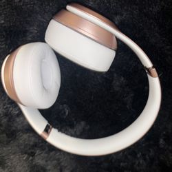 Brand New In Box Beats Solo Headphones Rose gold Special Edition 