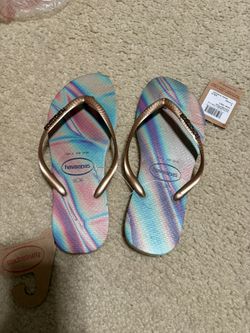 Size 6 women’s - Havaianas Iridescent Flip Flops with Bronze Straps Sand Grey
