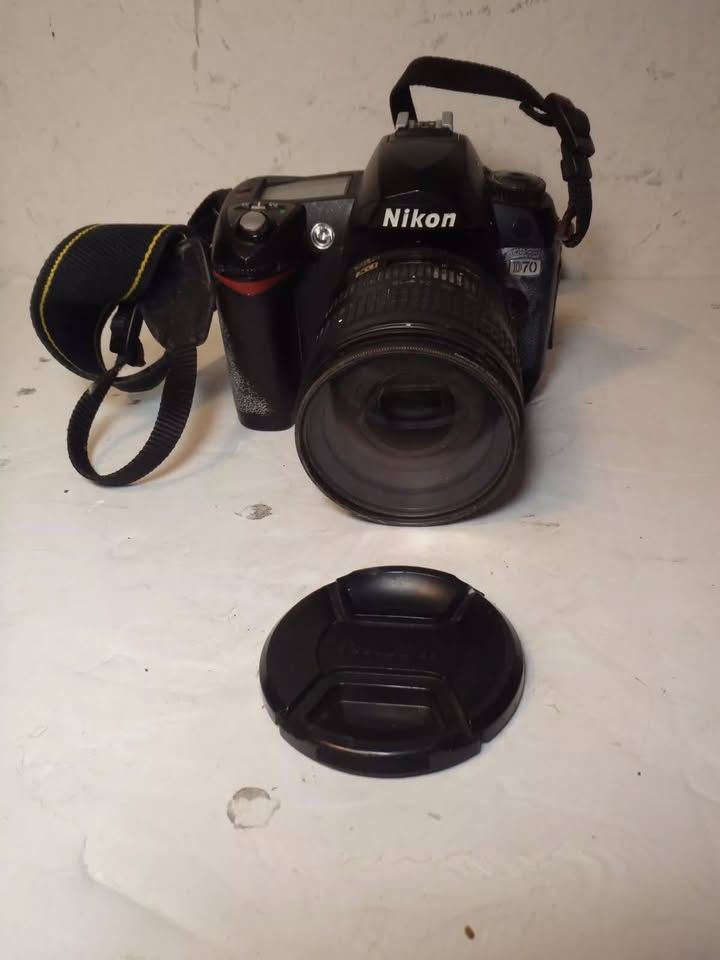 Nikon D70 Digital SLR Camera w/ DX AF-S Nikkor 18-70mm 1:3.5-4.5G ED Lens