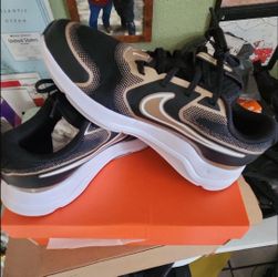Nike Cosmic Runner SE (Size 6y) $50