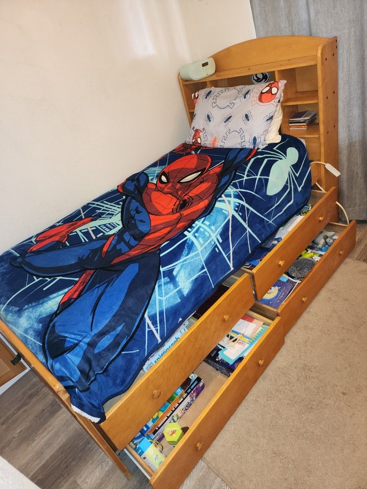 Twin Youth bed W/Bedding & Storage!!