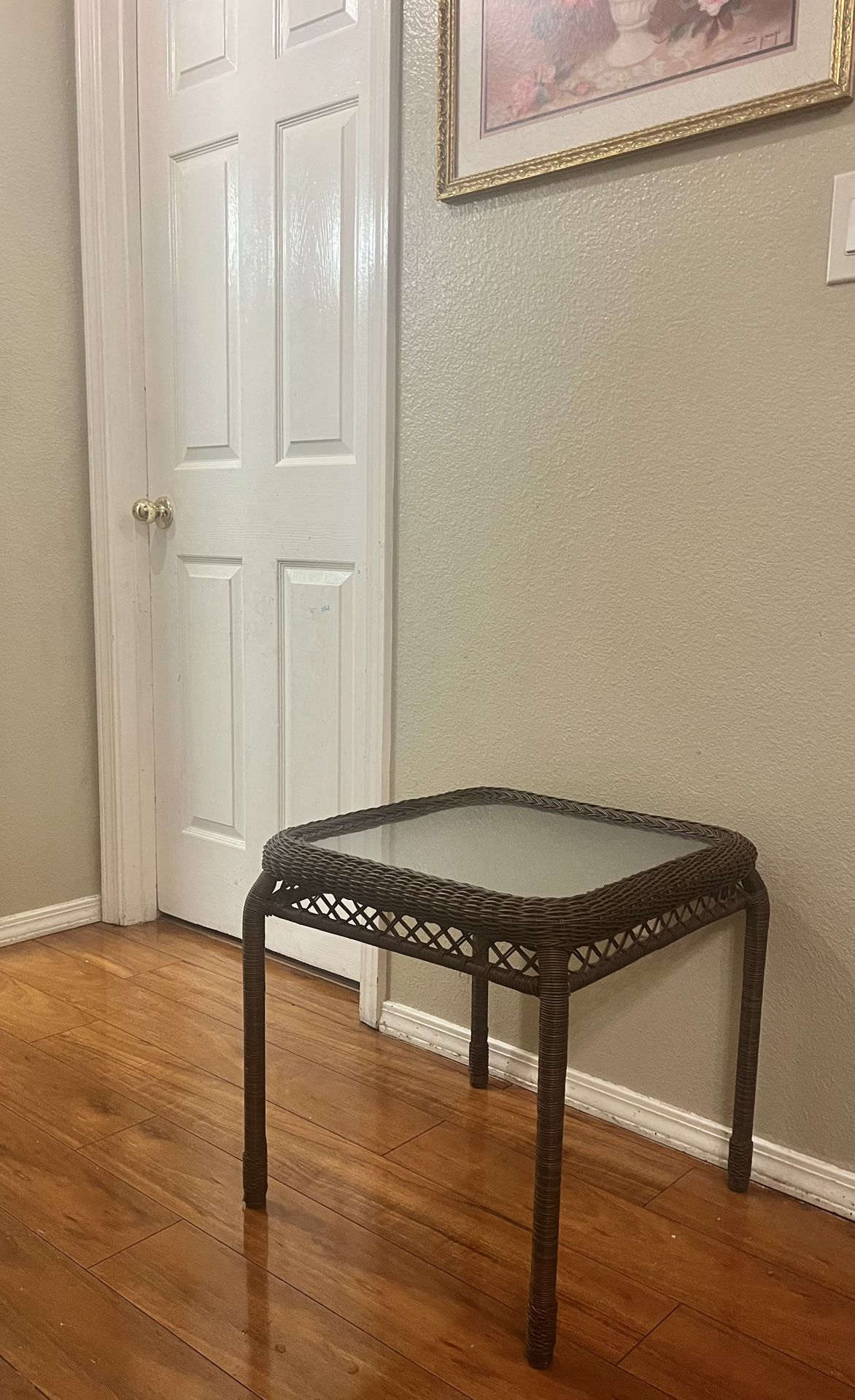 Wicker Side Table with Glass Top – Mesita de Mimbre con Vidrio para Interior o Exterior
