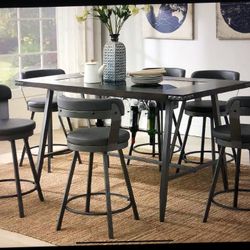 Table w/ (4)Chairs