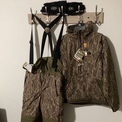 Men’s Drake Waterfowl hunt clothing 