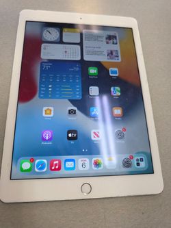 Apple iPad Air 2 works great 32gb with wall plug and USB