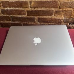 13 INCH MACBOOK PRO WITH LOGIC PRO OFFICE AND GONAL CUT !