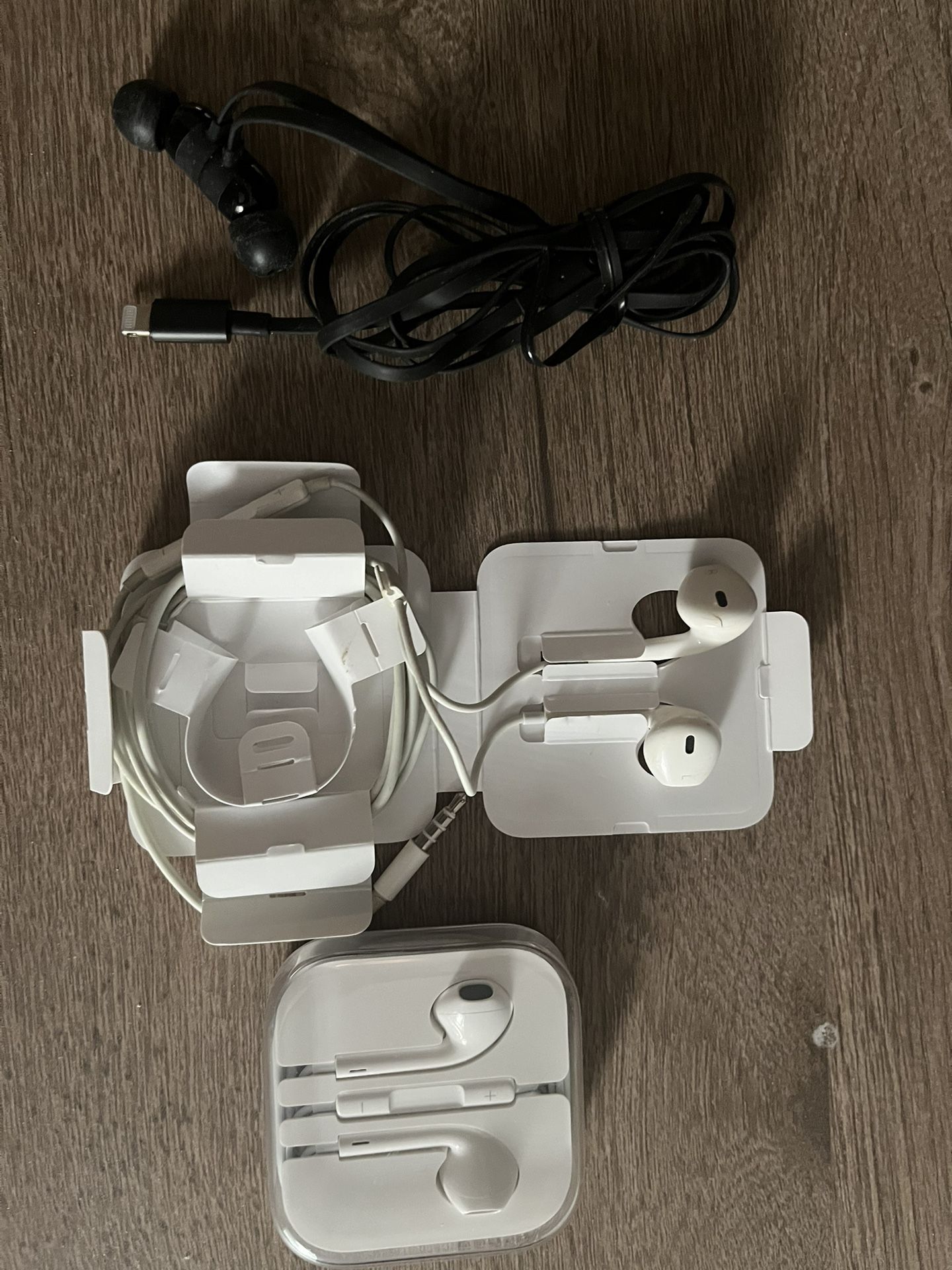 Apple Earbuds With Aux Connector And Lightning Connector