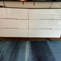 6 Drawer Wooden Dresser in White and Walnut