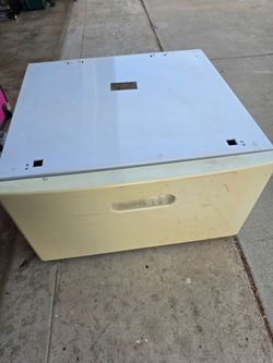 Washer or dryer pedestal
