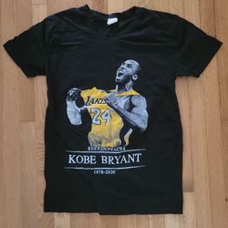 🔥 Kobe Bryant Lakers “Rest In Peace” T-Shirt (Size Medium) Jersey 💜💛 RIP Black Mamba Dodgers